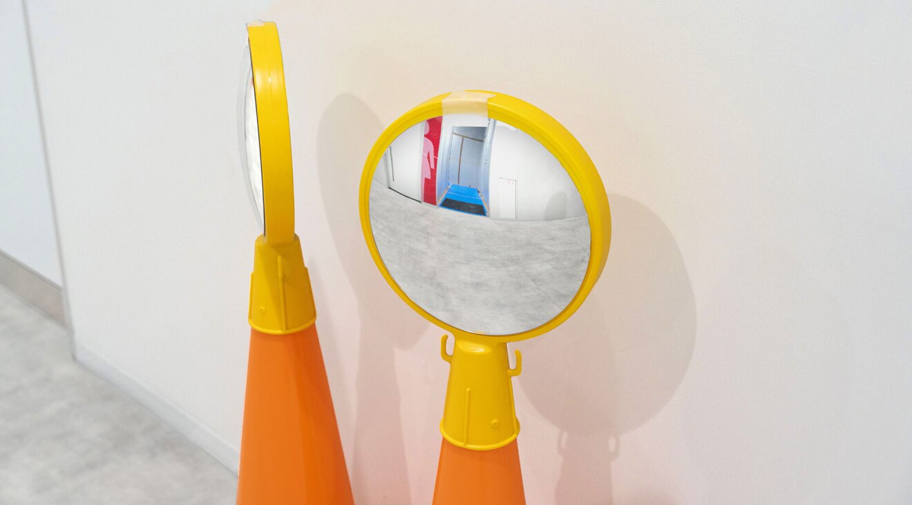 プラスチック製の「コーン」の上部にミラーが付いている