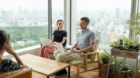 オフィスでミーティングをしているAmazonの社員