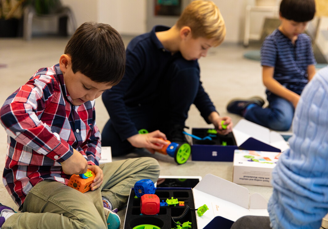 Kinder lernen mit Robo Wunderkind, wie man programmiert