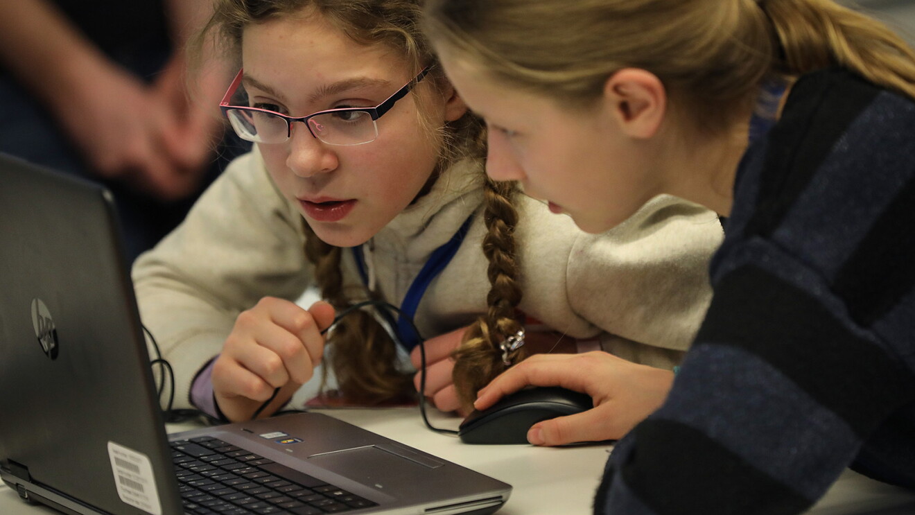 Girls and Boys Day bei Amazon. Zwei junge Mädchen sitzen konzentriert vor dem Laptop. 