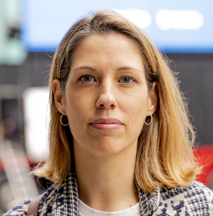 Sara Beneroso, Senior Brand Marketing Manager para Prime Video en Amazon. Rubia con el pelo rubio hasta los hombros. LLeva una chaqueta azul y blanca y una jersey de color blanco. Lleva unos pendientes de aro.