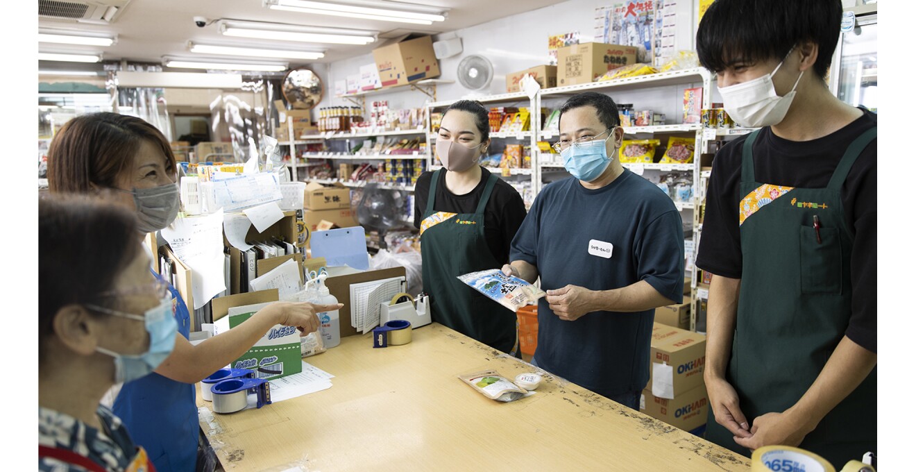 年齢層も幅広いスタッフさんたちがわきあいあいと歓談する様子