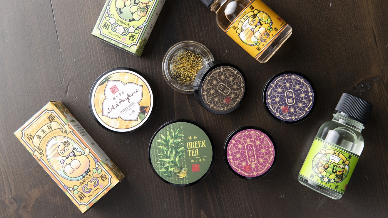 輪を意識したデザインの瓶に入った香水や紙のパッケージのねり香