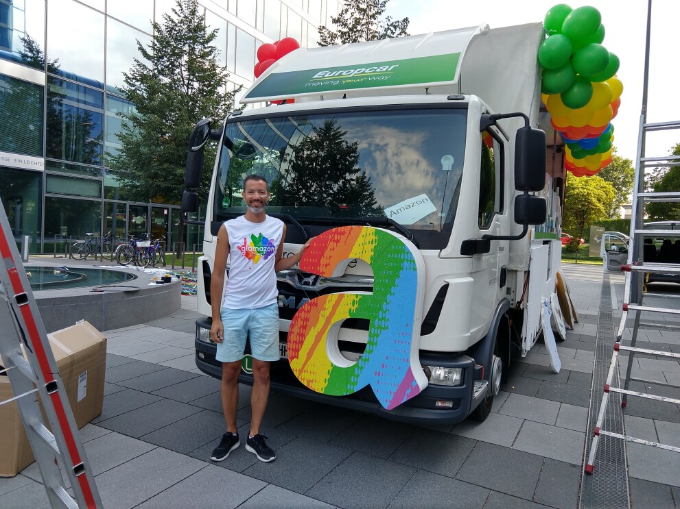 Said Fezazi, Amazon Mitarbeiter, vor dem Glamazon-Wagen für den Christopher Street Day in München.