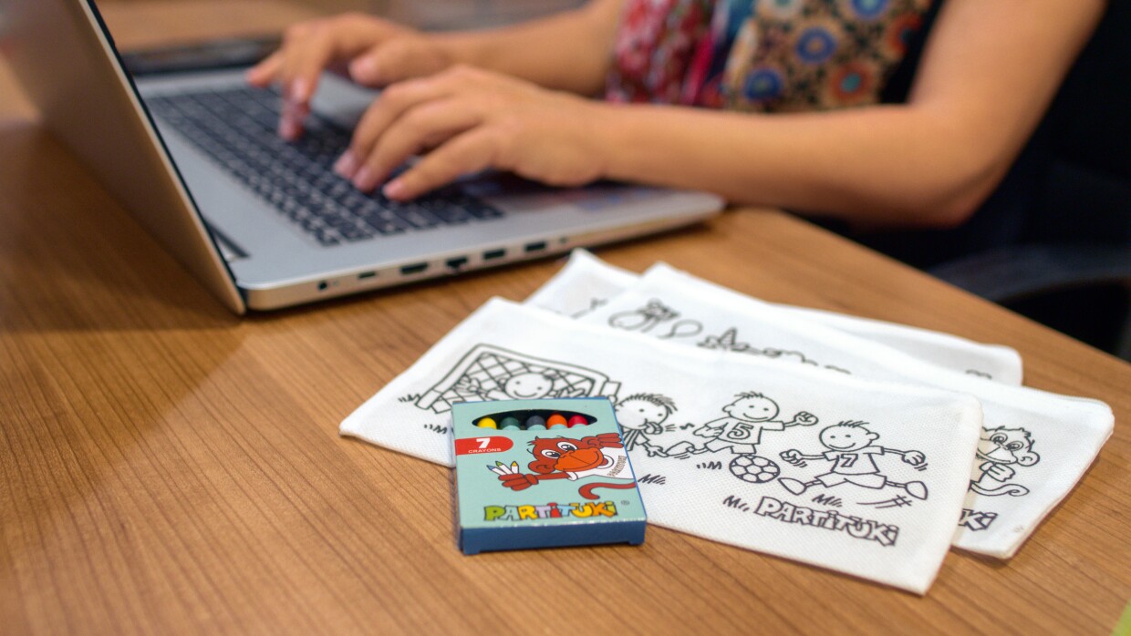 Fundadores de Partituki con el material que venden en Amazon