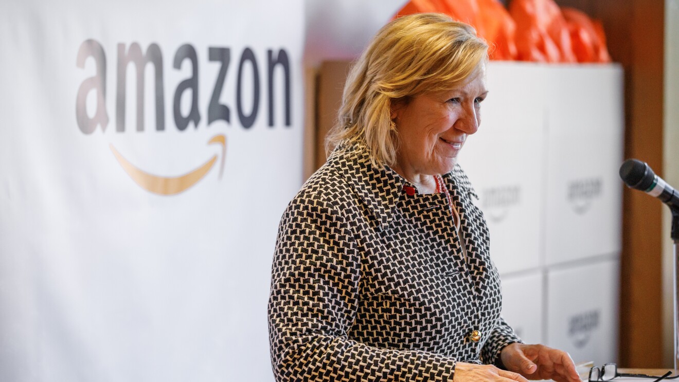 亚马逊参观马萨诸塞州波士顿的圣玛丽广场