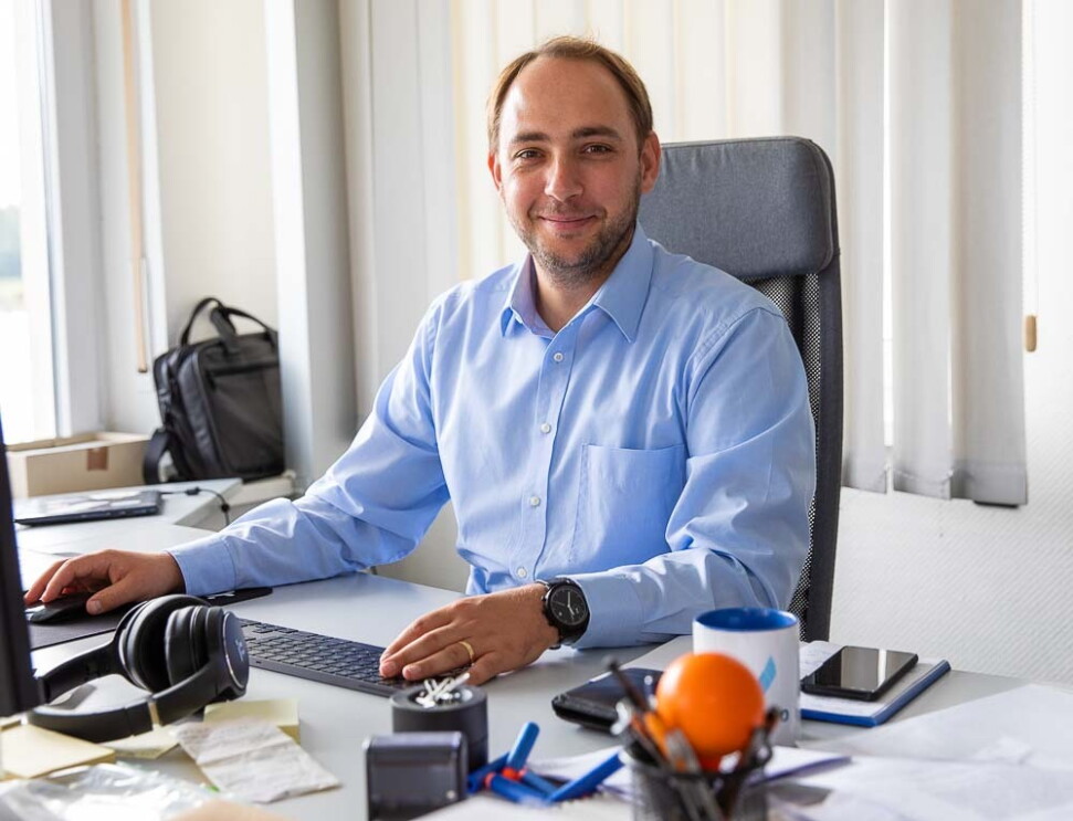 Dr. Stevens an seinem Arbeitsplatz