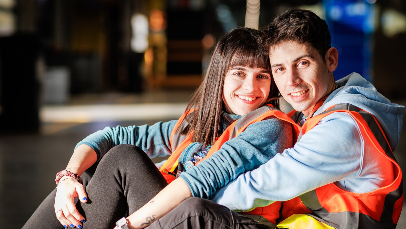 Manel y Laura posando en un centro logístico de Amazon.  