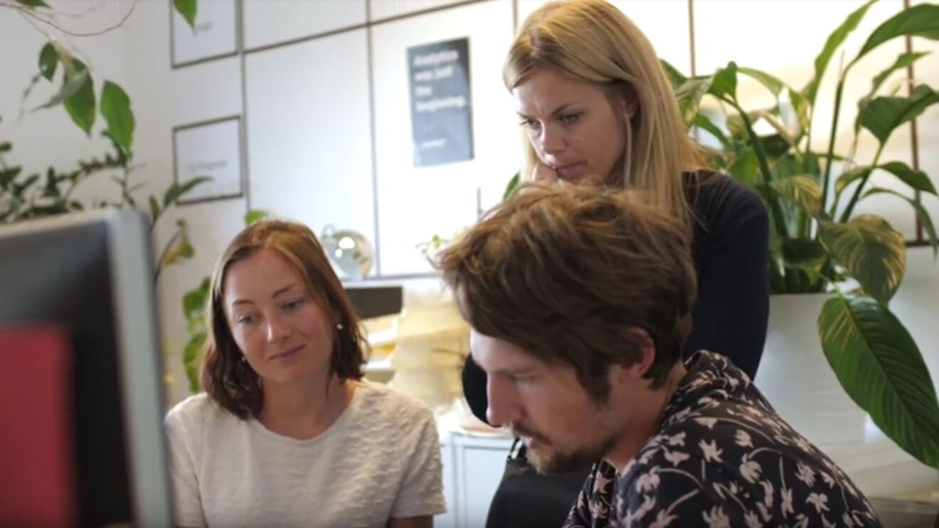 Anna Nordlander und zwei Kollegen arbeiten gemeinsam an einem Computer.