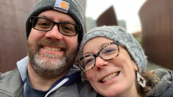 手工制作的小型企业卖家在亚马逊对着镜头微笑