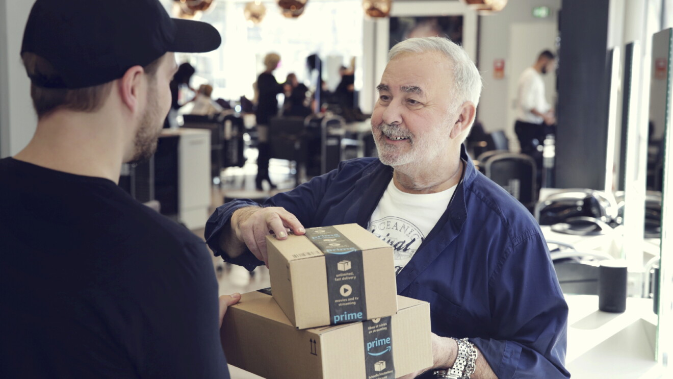 Postbote übergibt Amazon Pakete an Udo Walz