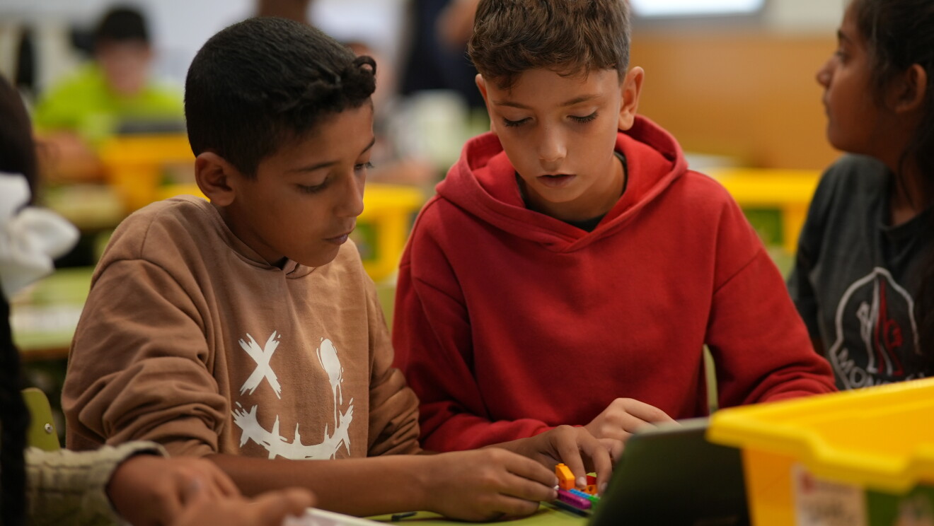 Alumnos de secundaria en el taller de programación. 