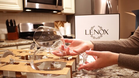 一个人在厨房里打开一个改进的雷诺克斯(Lenox)葡萄酒杯包装。