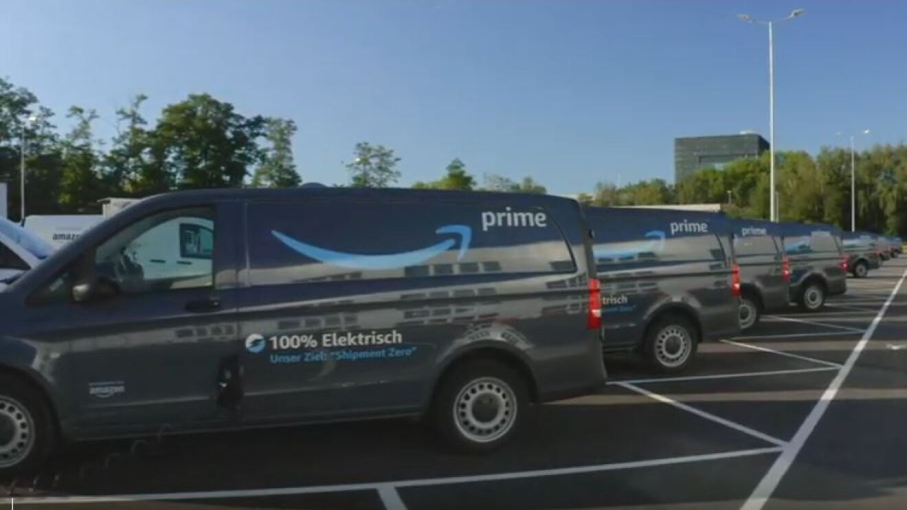 E-Vans auf einem Parkplatz