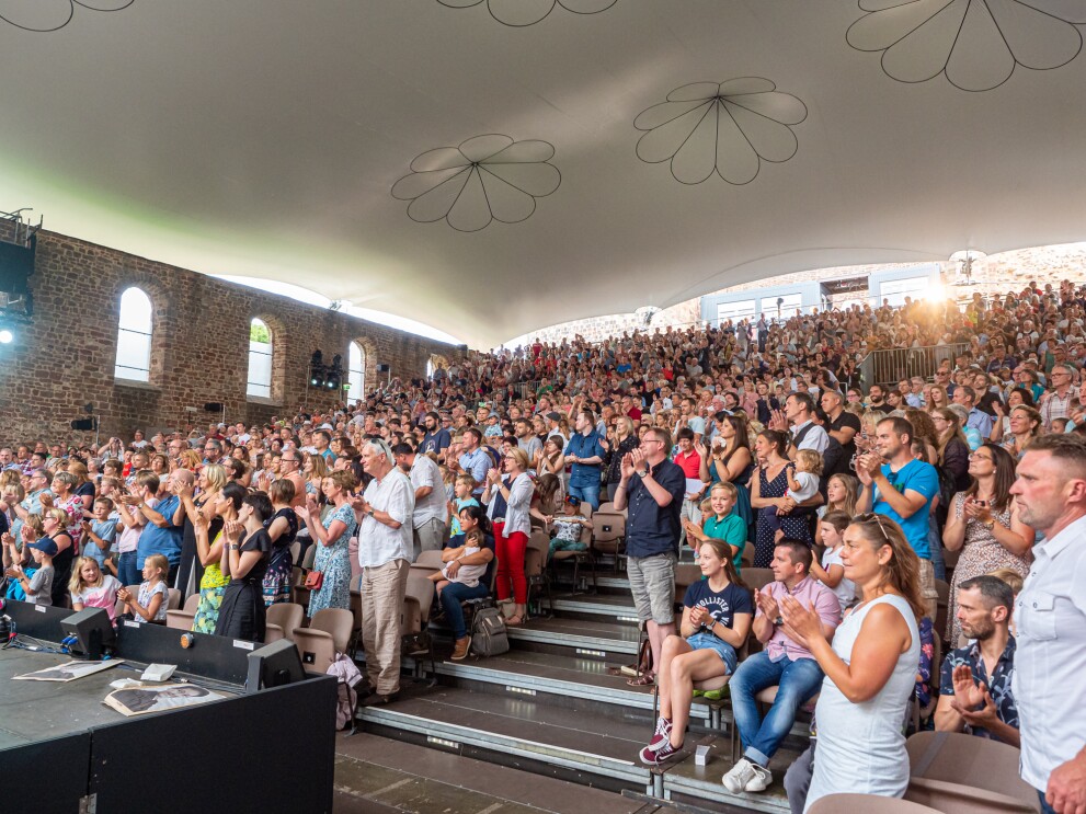 Blick auf die Zuschauertribune in der Bad Hersfelder Stiftsruine.