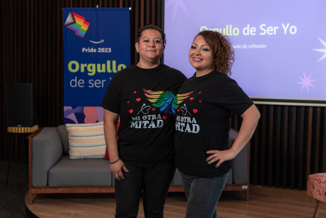 Brenda y Abigail posando para una foto con los carteles de la campaña Orgullo de ser yo. 