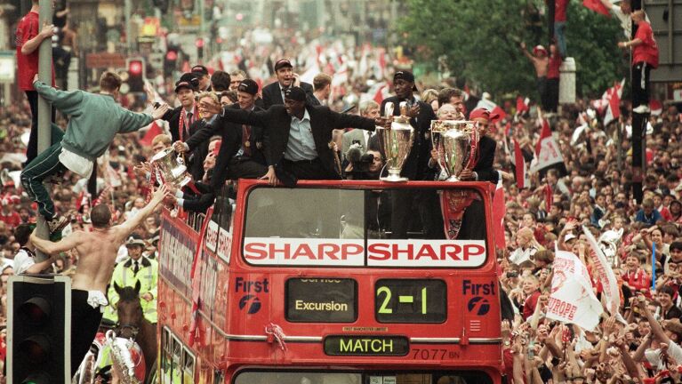 The Manchester United team on a bus in 1999.