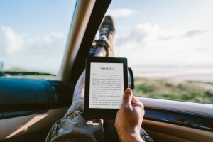 Kindle_Paperwhite_Lifestyle_car.jpg