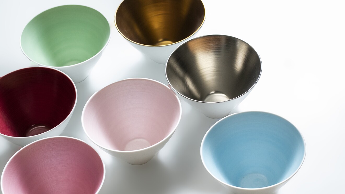 器の内側が金や銀、ピンクなど鮮やかな色になっているアリタポーセリンラボの食器