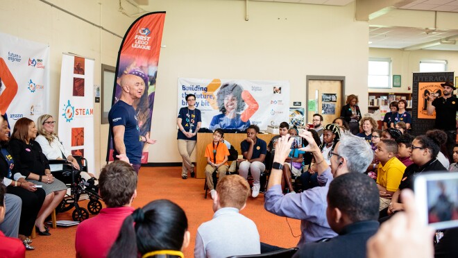 地铁纳什维尔的公立学校的学生喜欢和杰夫·贝佐斯访问亚马逊未来工程师计划宣布扩张到他们的学校。