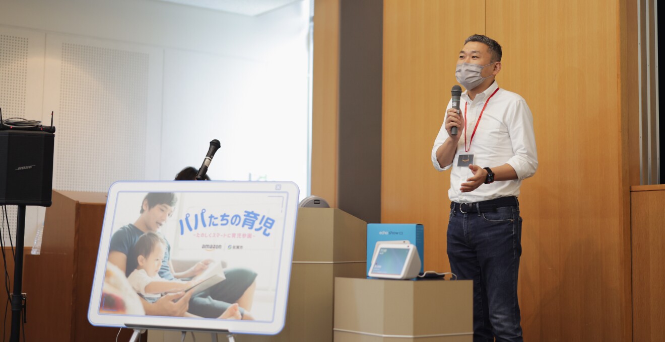 マイクをもって話す澤田さん