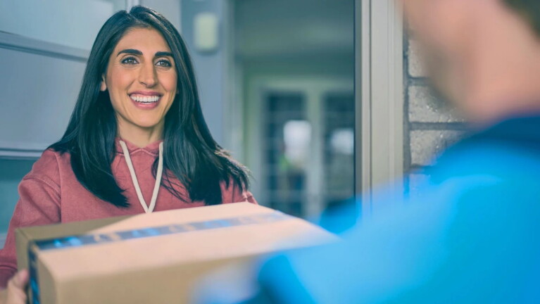 Eine Frau erhält eine Amazon-Lieferung.