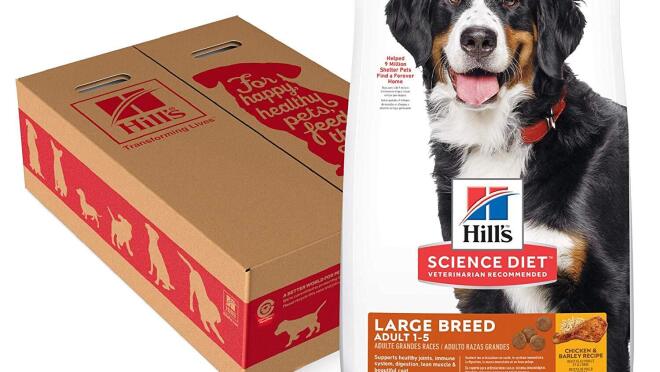 一袋希尔的狗粮,旁边是一个装饰着狗的剪影的纸板箱。