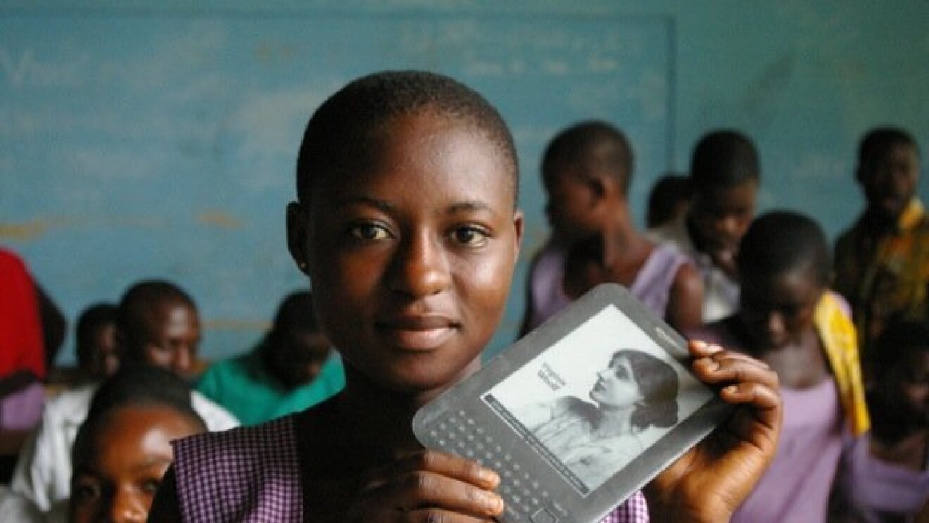 worldreader-student-with-device