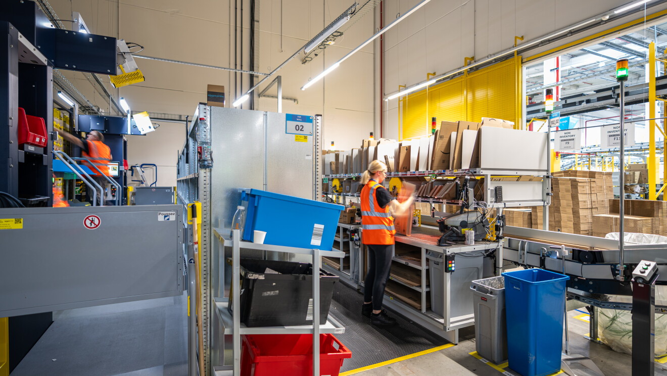 Salarié qui travaille dans le centre de distribution de Boves