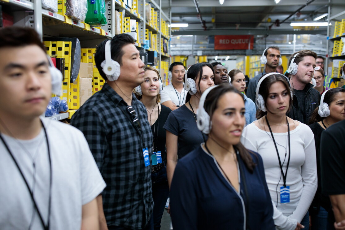 visite de groupe dans le centre de distribution Amazon