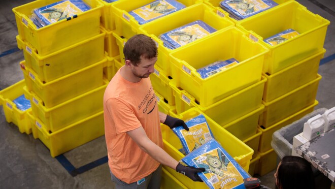 多里安飓风过后,亚马逊员工准备分发物品。