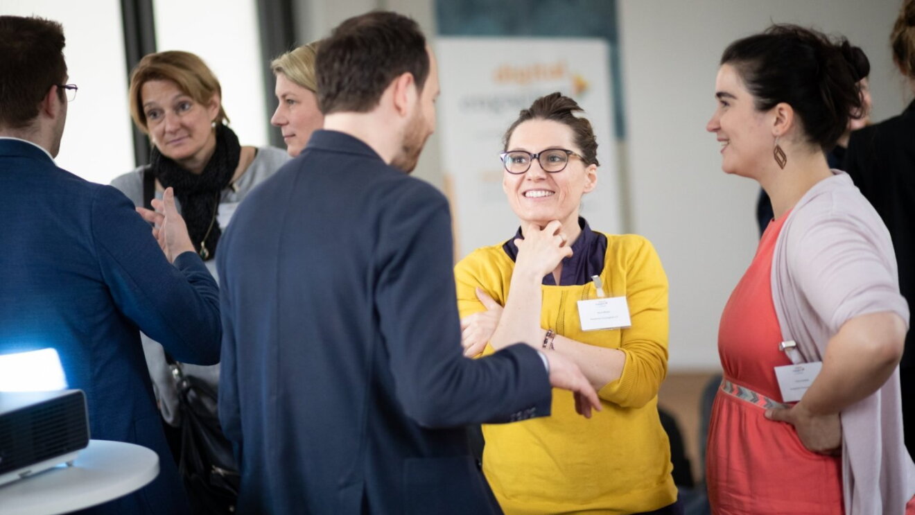Die Teilnehmer von digital.engagiert im Gespräch