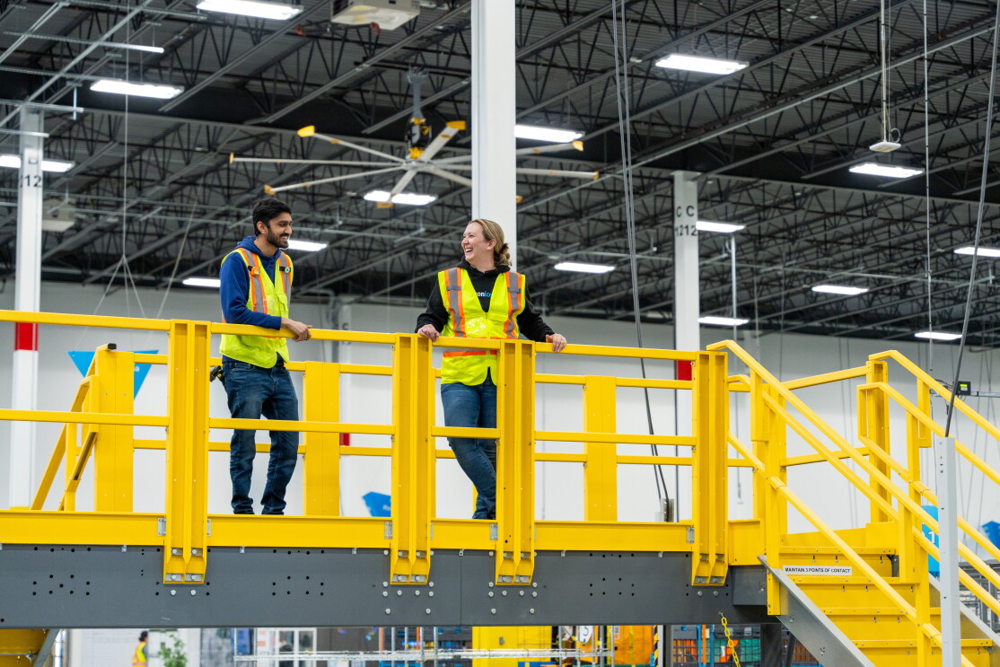 Angela Spehar, Directrice régionale des services de santé et sécurité au travail pour Amazon Logistics (AMZL) Canada, supervise les programmes en la matière pour les employés qui travaillent dans le réseau de livraison de l’entreprise, soit plus de 30 centres de livraison d’un océan à l’autre. 