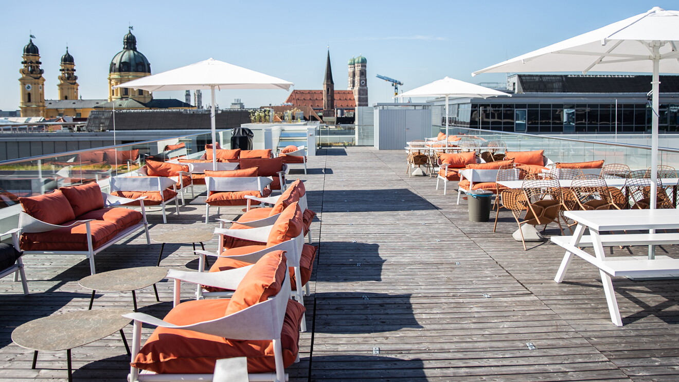 Die Dachterrasse des AWS-Gebäudes in München. Im Hintergrund ist die Spitze der Frauenkirche zu sehen.