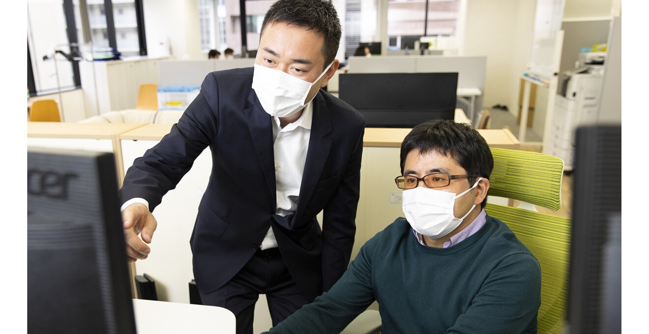 同じモニターを見て話し合っている太田さんと谷川さんの写真