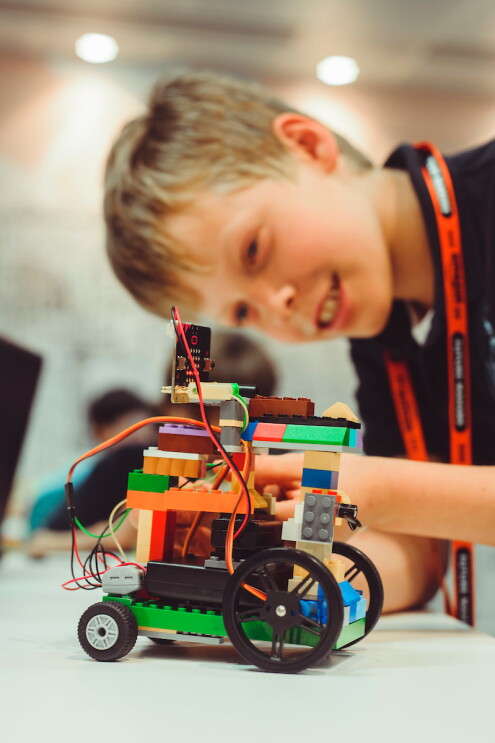 Children learning with robotics at Amazon