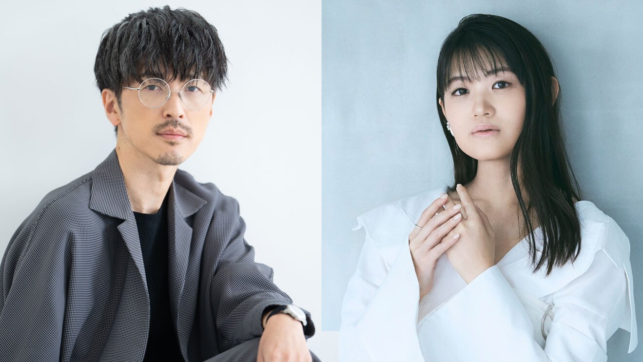 左側は白背景にグレーのジャケットと丸眼鏡の黒髪の男性、右側は薄いグレーの壁にもたれた白いワンピースのロングヘアの女性