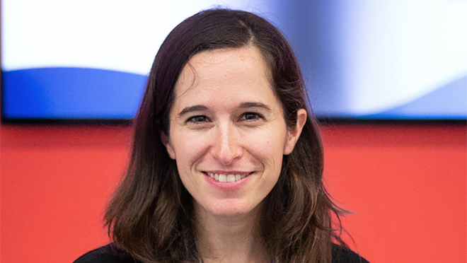 女人对着镜头微笑,头像