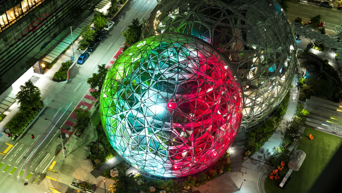 Una sfera dell'headquarter di Amazon a Seattle accesa con il tricolore italiano