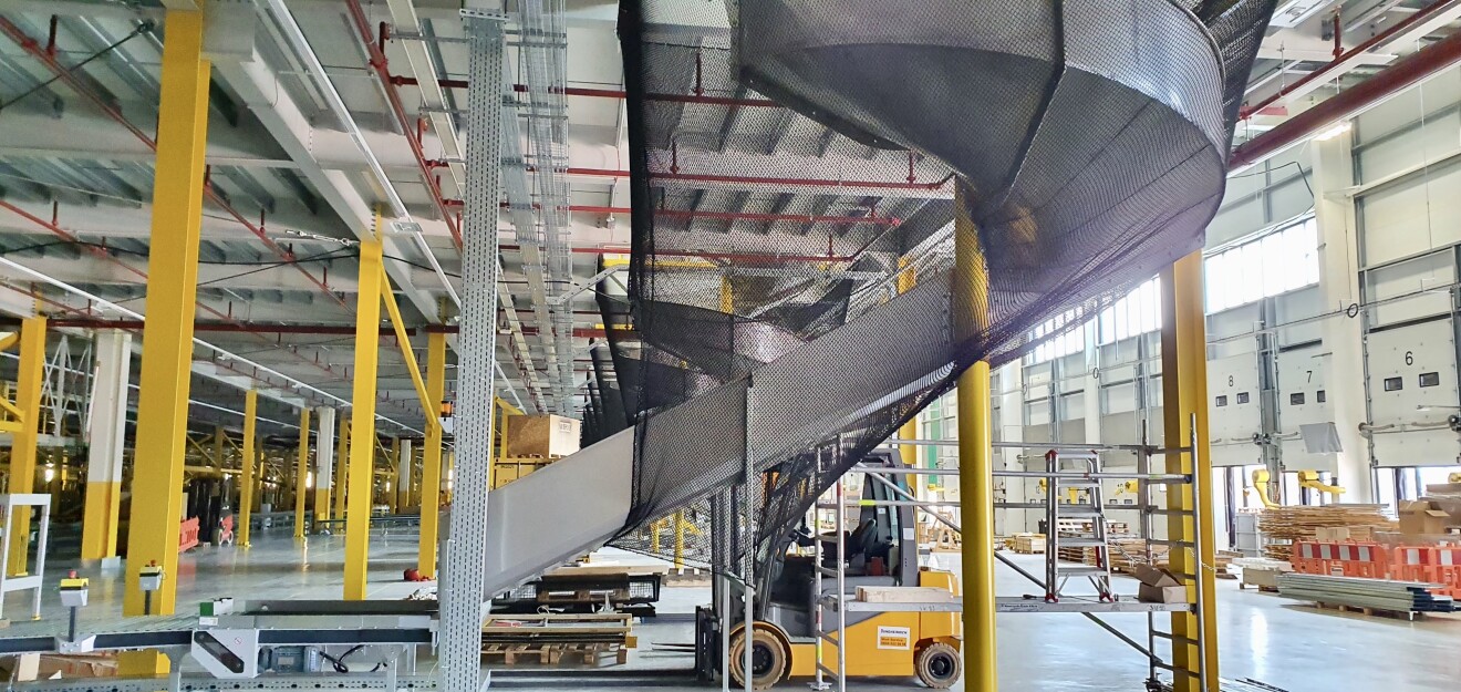 Paketrutsche im neuen Logistikzentrum.