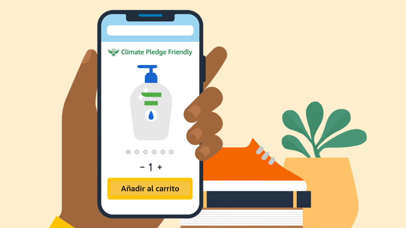 Prime Day 2023 live blog best deals: graphic image of a hand holding an iPhone that displays a Climate Pledge Friendly listing (Spanish version).
