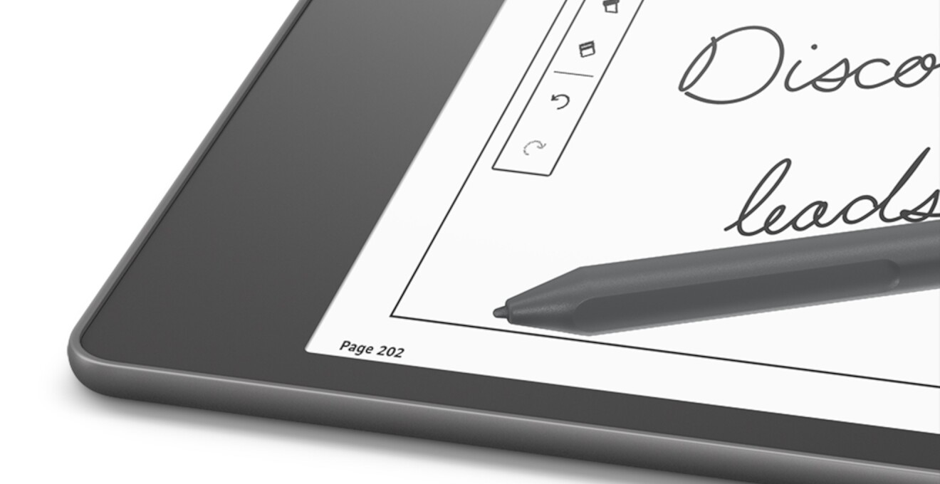 Kindle Scribe本体と付属のペンのクローズアップ。画面に書かれた文字はスムーズな線になっている