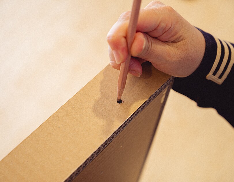 おうち時間に楽しもう。子どもと一緒に簡単ダンボール工作【ホッケーゲーム編】