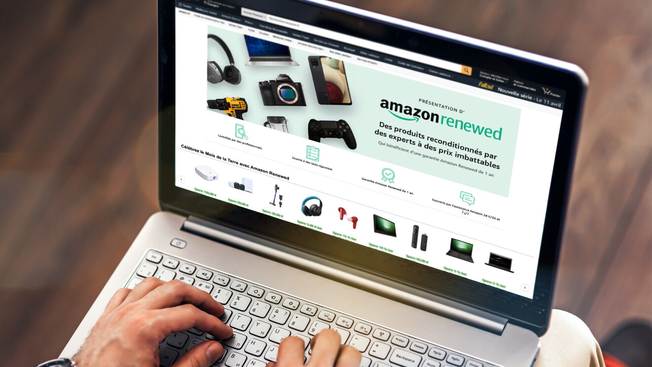 Ordinateur portable à côté d'un mobile et d'une tasse à café, affichant la vitrine Amazon Renewed