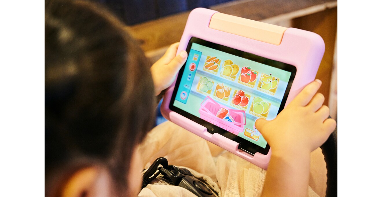 子どもがアプリを使っている写真