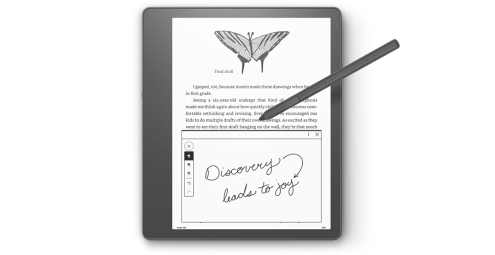 グレーのタブレット型デバイスKindle Scribeと付属のペン 本のページの下部にウインドウがありそこに手書きの文字が書かれている
