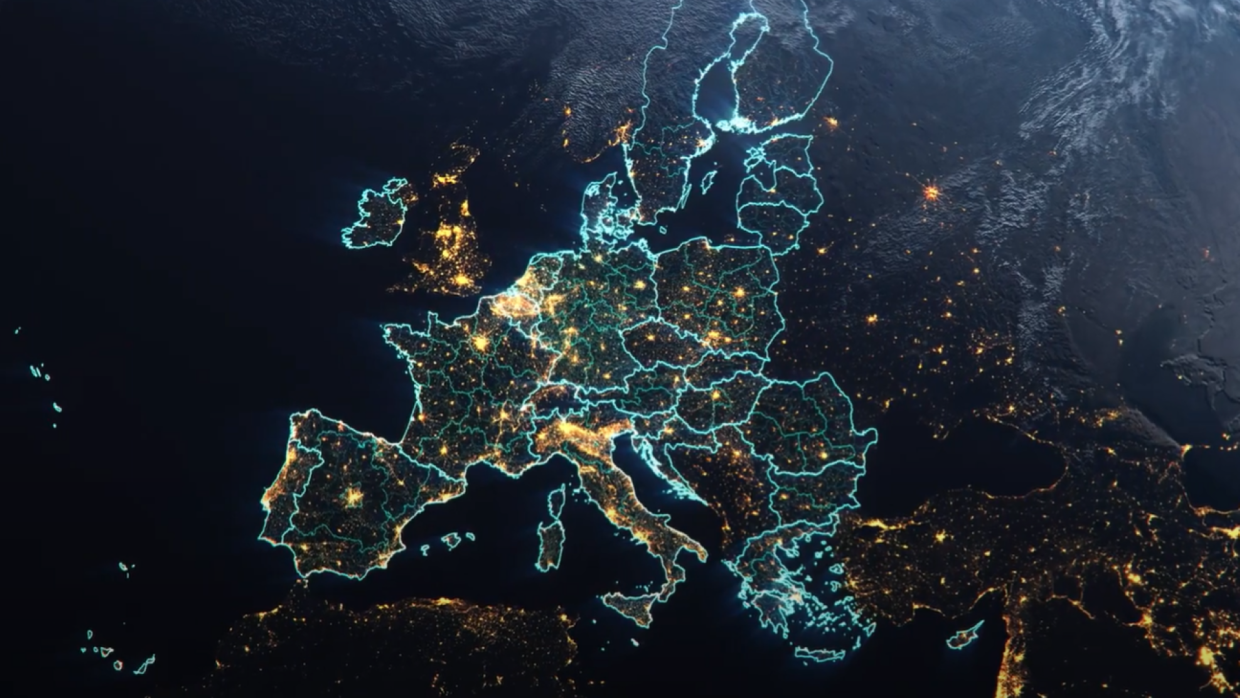 Imagen de Euroopa como si fuera tomada desde un satélite. ´Los países que forman parte del Mercado Único Europeo tienen las fronteras marcadas en azul y el resto de los países tienen luces como si fuera una foto reflejando la contaminación lumínica de noche.