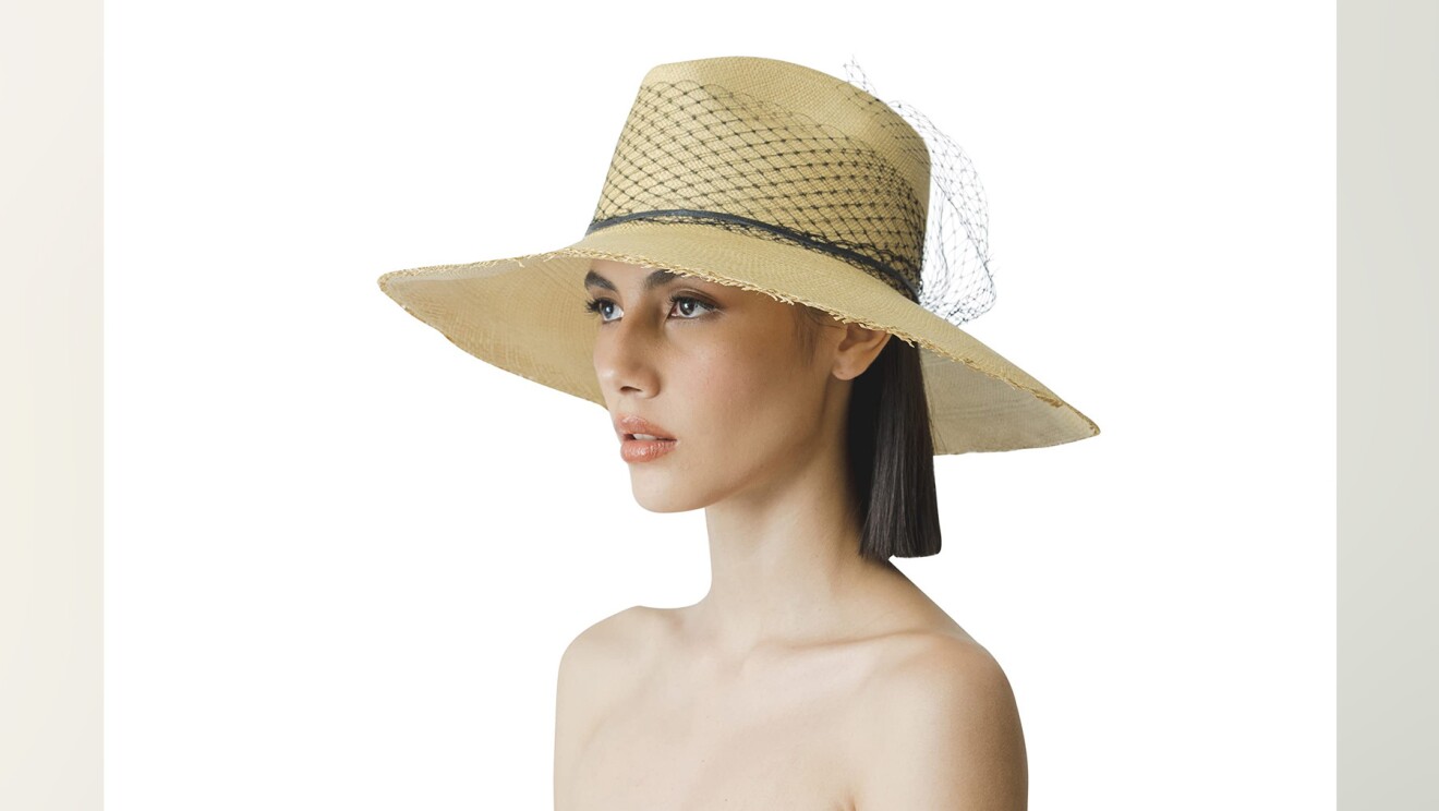 Imagen de una modelo con sombrero de Sensi Studio
