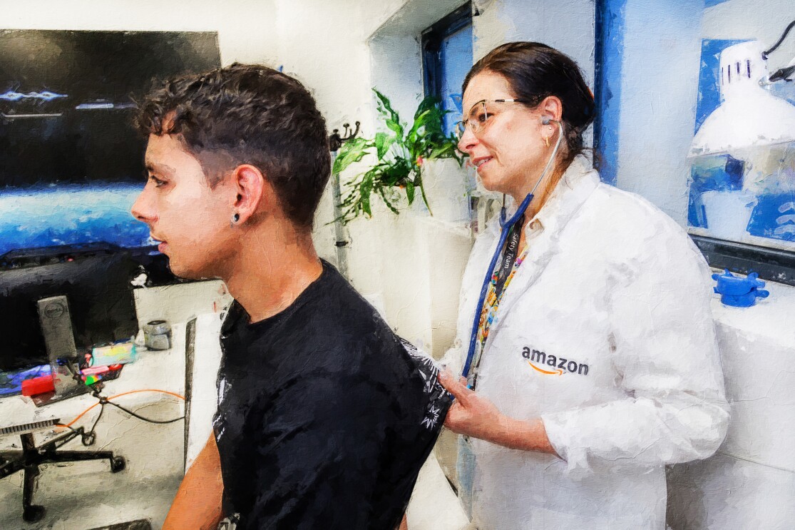 Fotomontaje. Es una fotografía que lleva un filtro que simula un cuadro pintado. Cuadro de Luis Jiménez Aranda, Una sala del hospital durante la visita del médico en jefe. En una consulta médica aparece unamesa de fondo con un ordenador, unas plantas y unas ventanas con dibujos azules. Aparece un hombre joven con el pelo corto, un pendiente y una camiseta negra. Está sentado de perdil en una camilla y mira al fondo. Detrás está una mujer con una bata blanca de médico con el logo de Amazon con la sonrisa. La doctora está con un fonendo y auscultando sus pulmones por la espalda. 