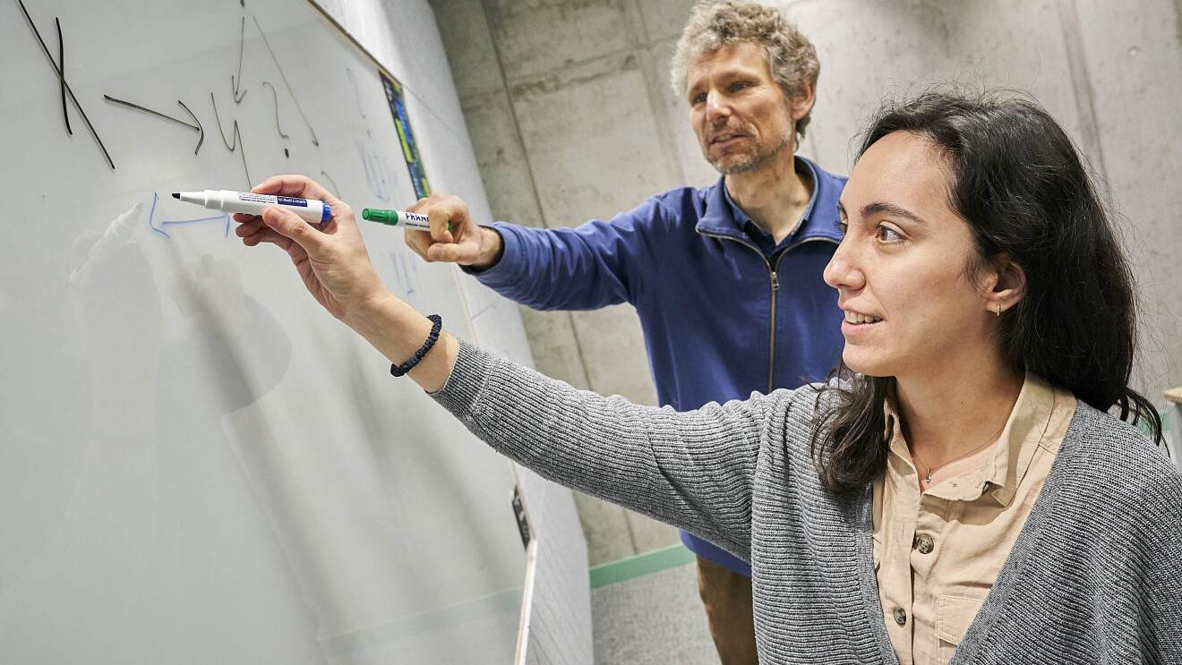 Wissenschaftler bei Amazon in Tübingen schreiben auf ein weißes Clip Board.